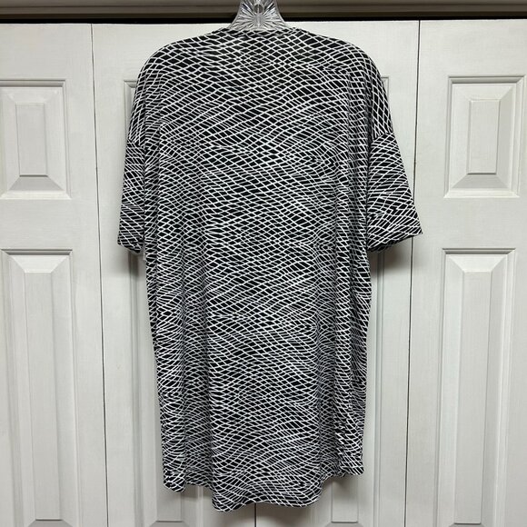 LULAROE (IRMA) TOP - Picture 2 of 6